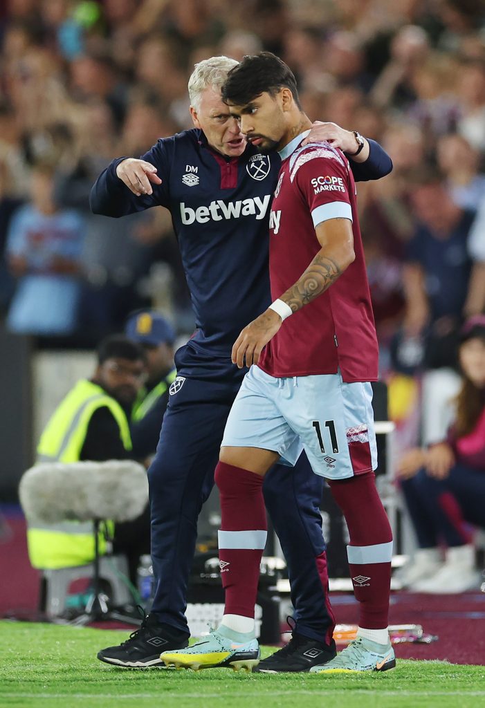 David-Moyes-speaks-to-Lucas-Paqueta-ahead-of-his-West-Ham-debut-against-Tottenham