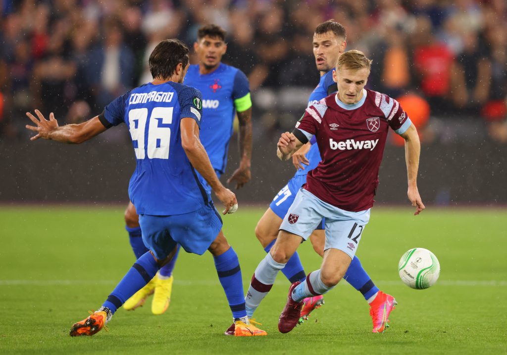 Flynn-Downes-in-action-against-FCSB