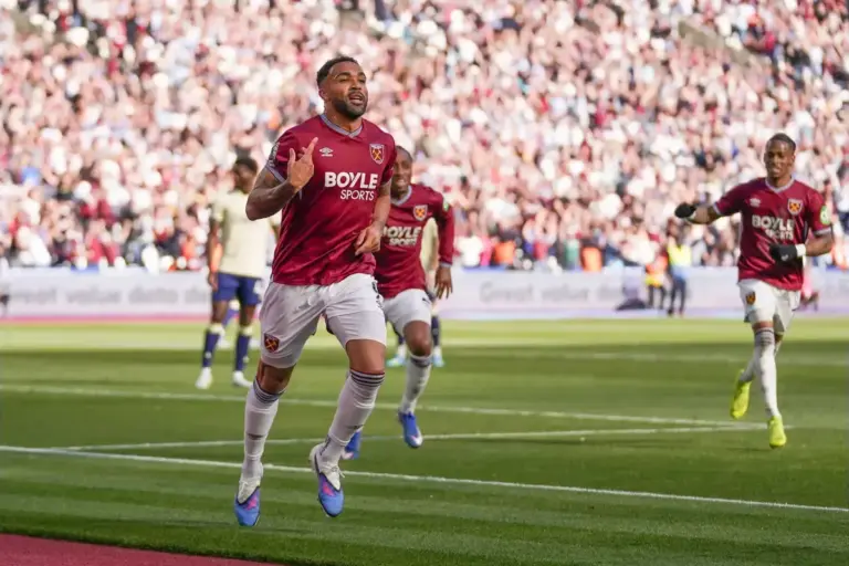 West Ham 2-1 Everton: Hammers pull the late show to secure crucial three points
