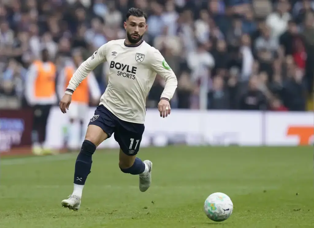 Vultures circling West Ham striker with relegation threat looming large