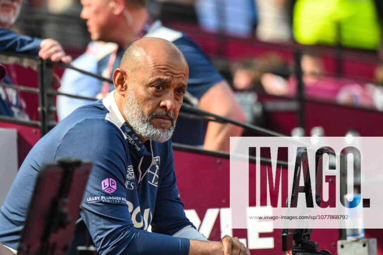 Nuno Espirito Santo watches West Ham United during a Premier League match against Leeds United