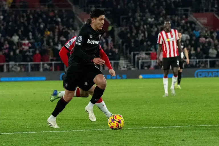 Real Sociedad make complicated offer for West Ham midfielder