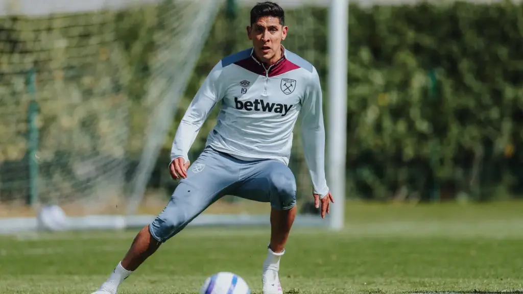 Edson Álvarez West Ham: Edson Álvarez in West Ham training gear during a practice session.