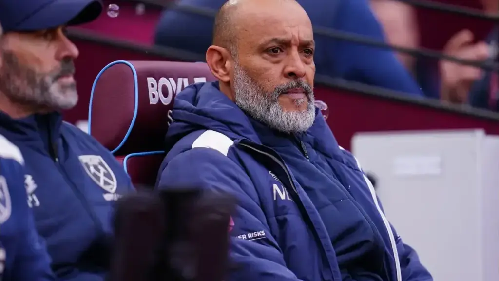 Nuno Espírito Santo wearing West Ham United gear on the bench