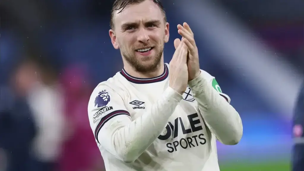 Jarrod Bowen clapping in a West Ham United kit.