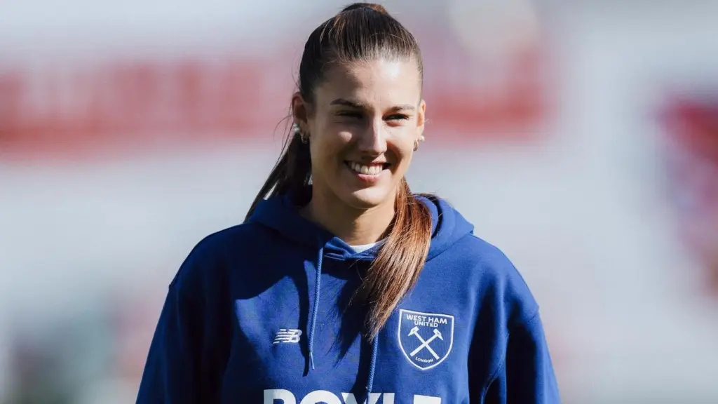 Laia Codina playing for West Ham Women against Chelsea